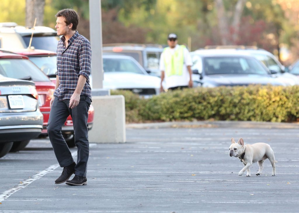 philsadelphia's tweet photo. jason bateman eating a salad and walking with his dog is my favorite series of images https://t.co/pNG4DF0Yao