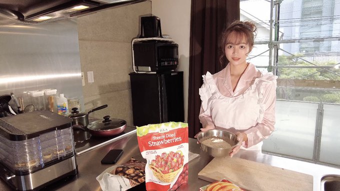 早朝の出勤前にキッチンで🔞🔞🔞 動画投稿したからみてね😳🍳💖  https://t.co/naHaLzo8cB https://t.co/092DEbMPXx