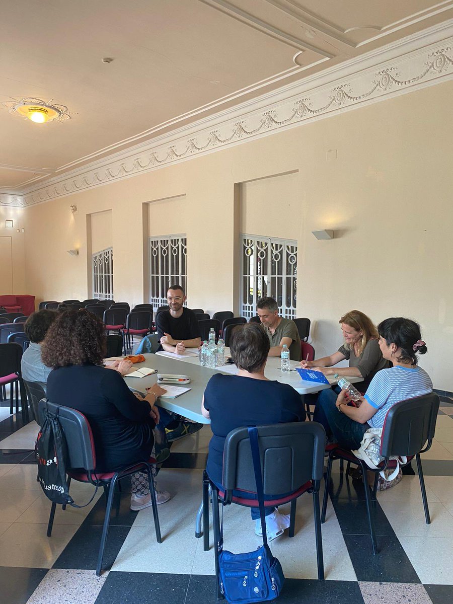 figueresaescena's tweet photo. Ahir l’@aulateatre va organitzar un taller amb el dramaturg figuerenc @carlesmallol 🎭 Avui podeu veure en escena un text seu a la sala La Cate de #Figueres! No us perdeu la comèdia negra #LaVidaPornogràfica a les 20h: https://t.co/DLlyMOV7u6 https://t.co/58y8ibBCCe