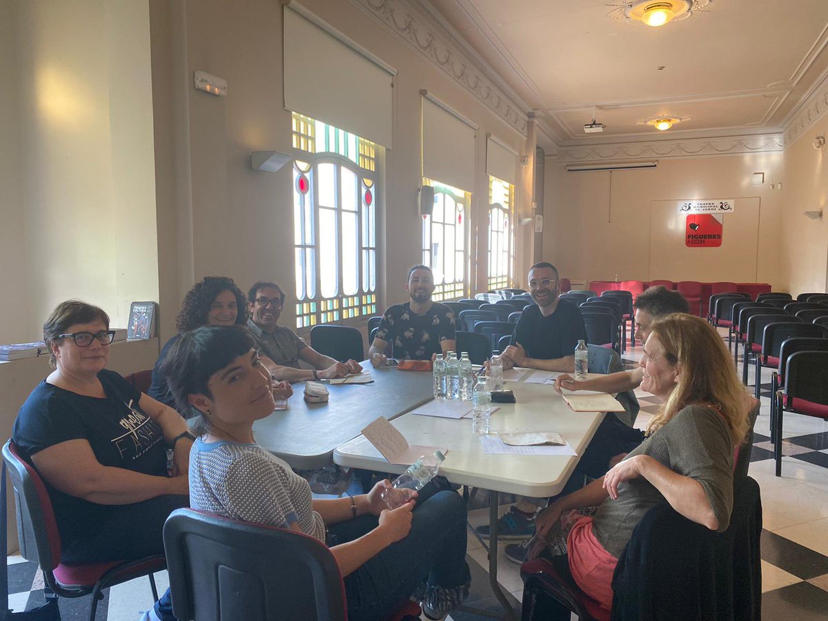 figueresaescena's tweet photo. Ahir l’@aulateatre va organitzar un taller amb el dramaturg figuerenc @carlesmallol 🎭 Avui podeu veure en escena un text seu a la sala La Cate de #Figueres! No us perdeu la comèdia negra #LaVidaPornogràfica a les 20h: https://t.co/DLlyMOV7u6 https://t.co/58y8ibBCCe