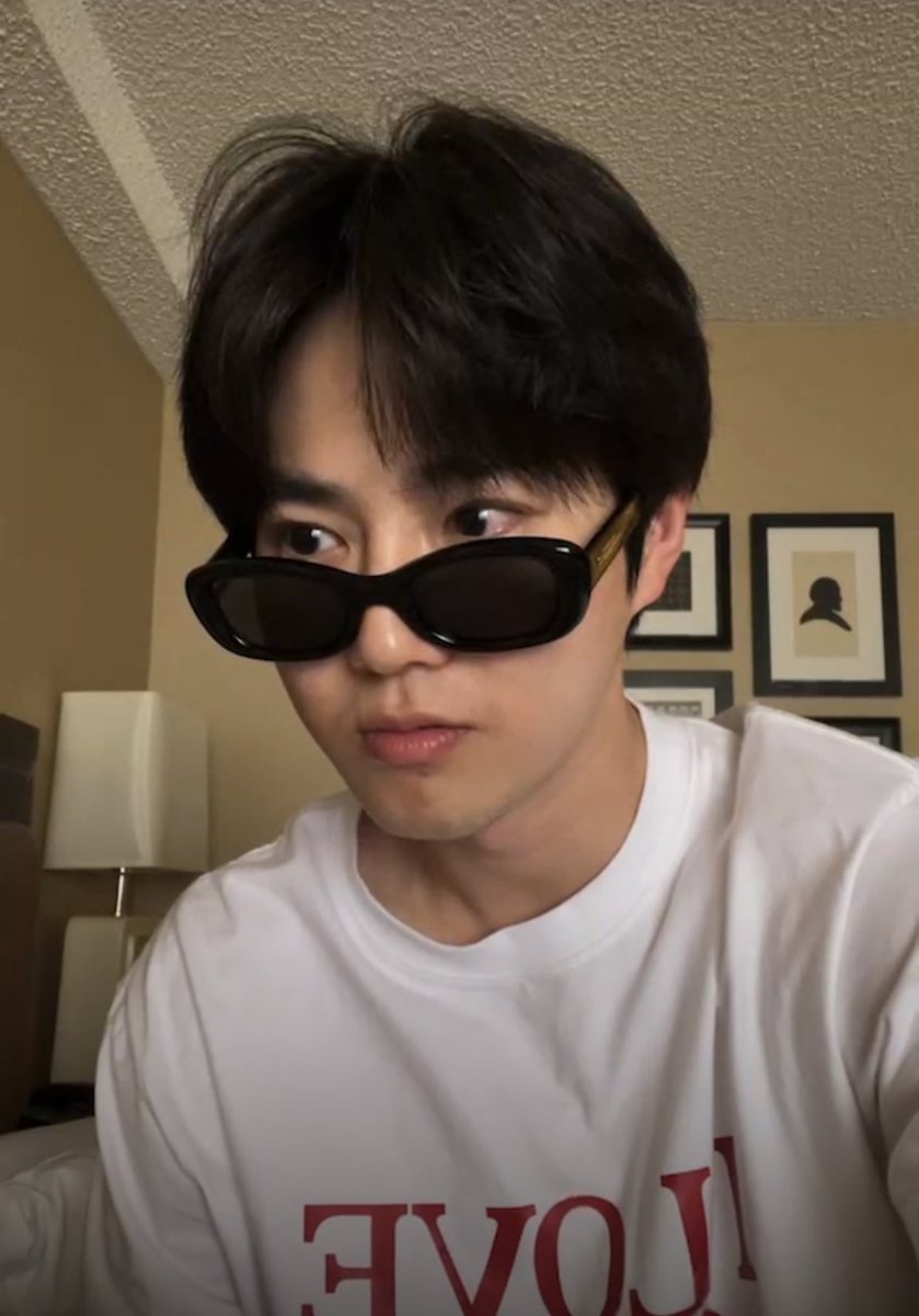 MYE0NM0NEY's tweet photo. it looks like he didn’t age a year 🥺 https://t.co/NwTIeyGUUP