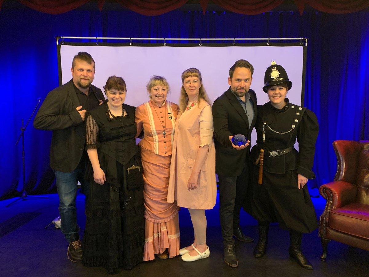tiemannTV's tweet photo. Heute hat uns die @DtSHGes auf der @SherloCON mit dem „Blauen Karfunkel“ für unsere Sherlock Holmes Programme ausgezeichnet! Wir freuen uns wahnsinnig! #theaterexlibris #Sherlock #Sherlockholmes #hörspiel #livehörspiel https://t.co/48YdFEQOs2