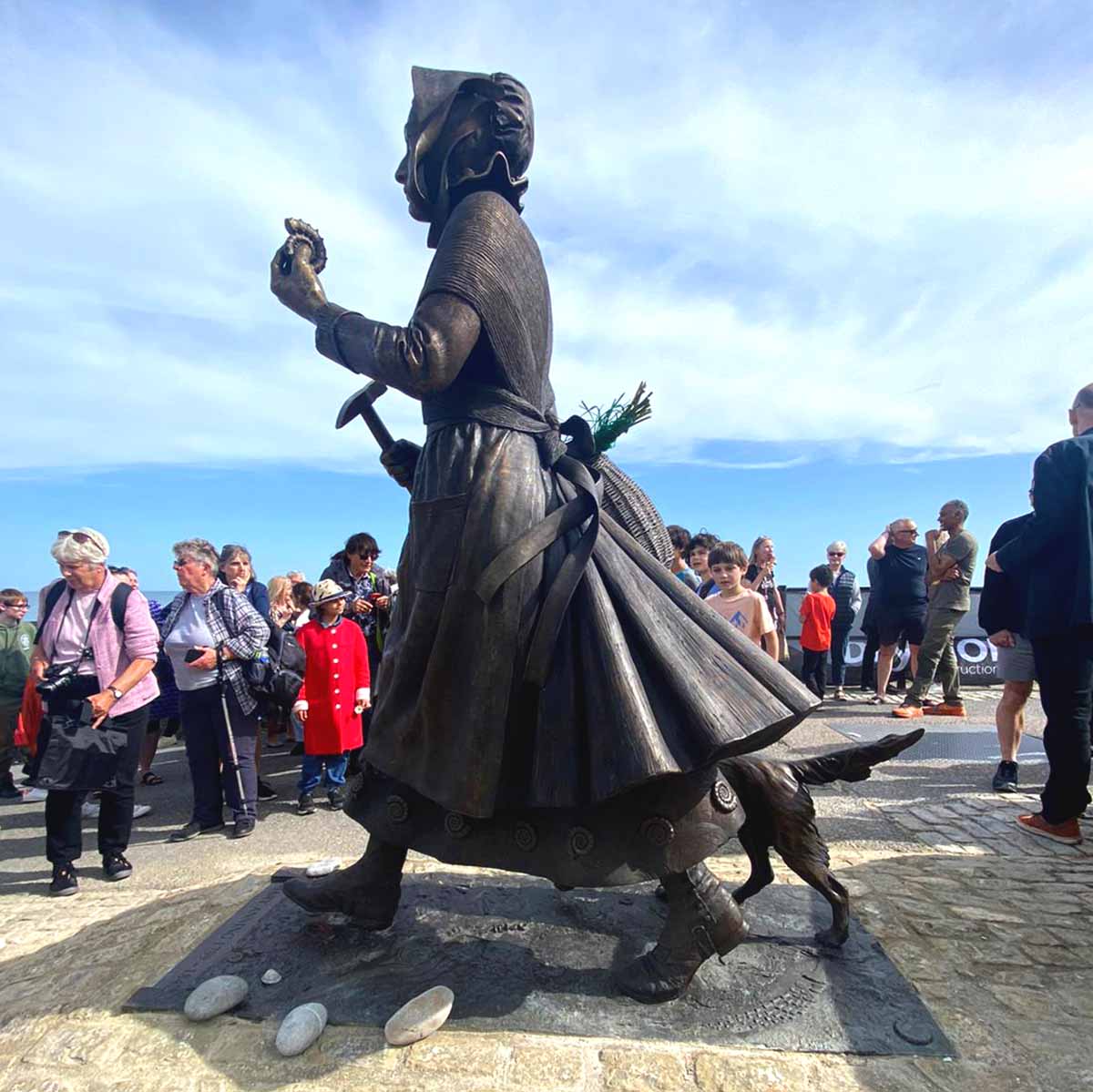 NHM_London's tweet photo. Happy Birthday Mary Anning! 🥳

The palaeontologist was born #OTD in 1799, &amp; today her statue has been unveiled in Lyme Regis!

The campaign for the statue, @MaryAnningRocks, has worked for 4 years to give Anning recognition for her work collecting fossils on the Jurassic Coast. https://t.co/EbaUifJNto