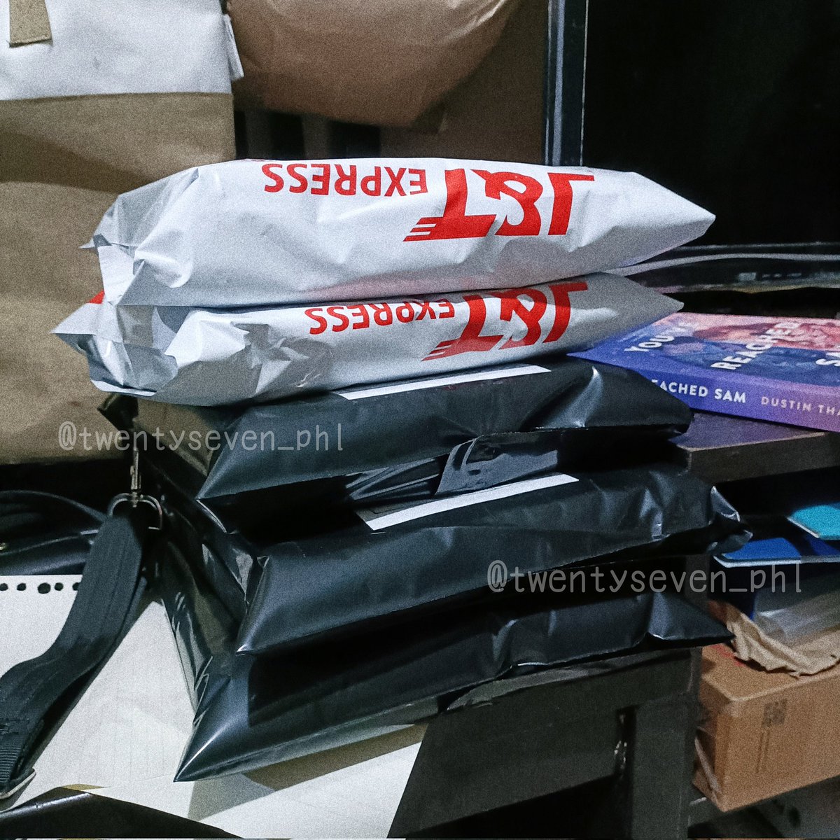 mondaycrumbs's tweet photo. #27_proofs // #27_updates
shipments! senkou soljacks scheduled for pick up tom! 🛵 https://t.co/e8bg4ejSPL