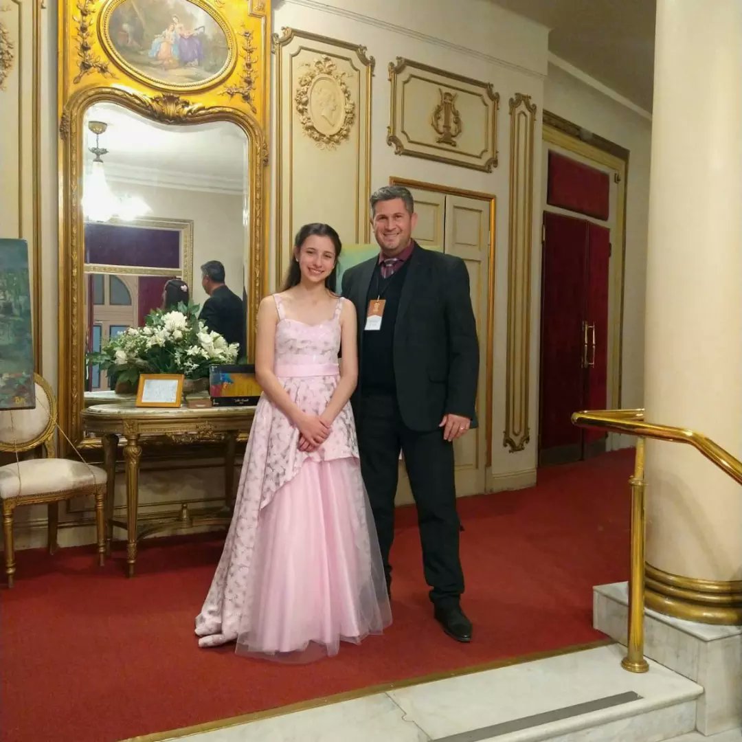 Klaudyo5's tweet photo. Junto a OAS, Pilar Magali de 15 años solista de violin. Para cerrar los ojos y deleitarse el alma https://t.co/RrszfgPG5T