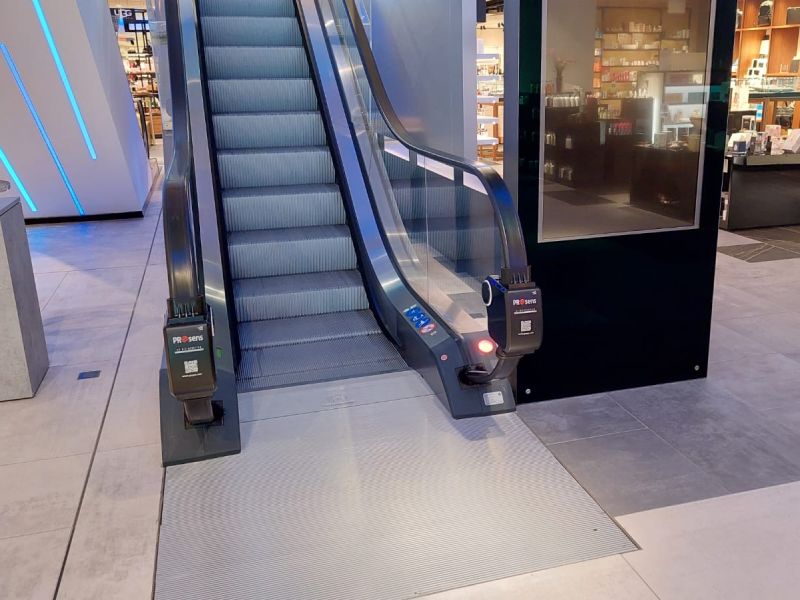 ECO_MONDIA_DO's tweet photo. PROsens X Desinfektion für Handläufe

#desinfektion #messe #shopping https://t.co/HYJzk5yMO1