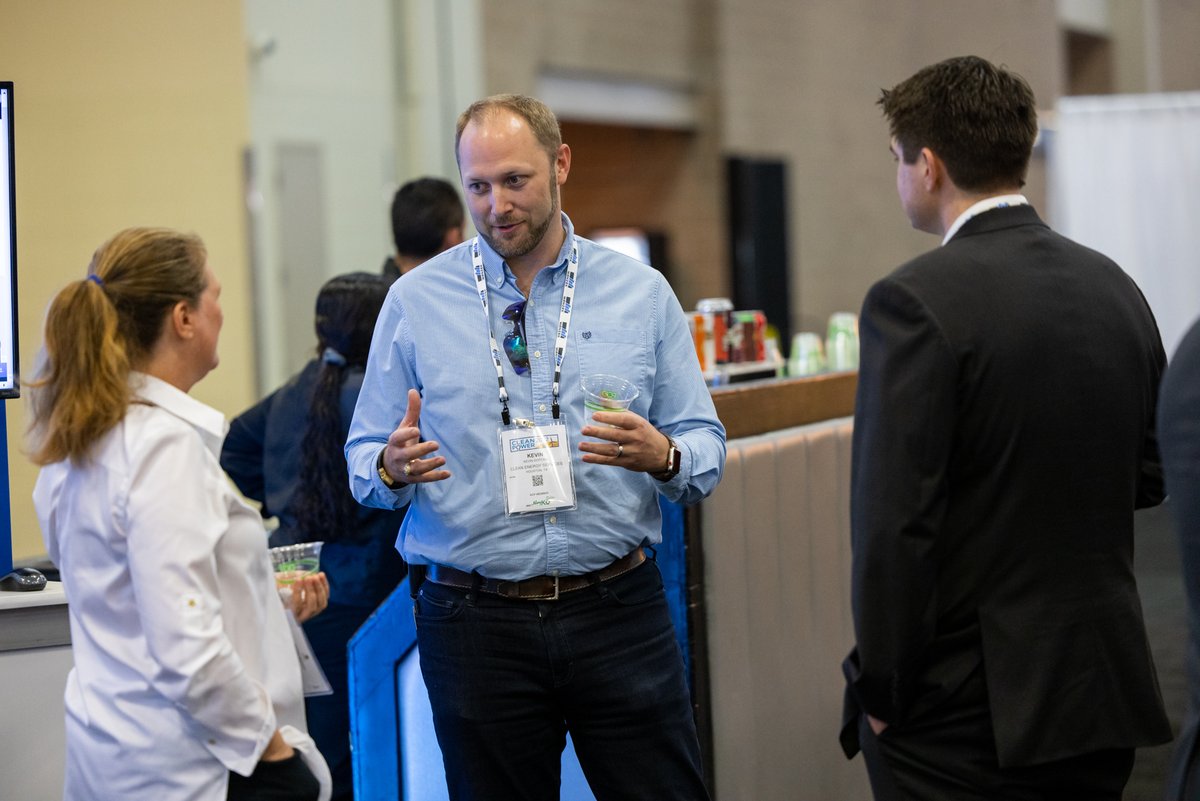 USCleanPower's tweet photo. The U.S. clean power industry is proud to employ #veterans in wind & solar at a rate 50% & 33% higher than the national average, respectively. At #CLEANPOWER2022, veterans had the chance to connect during our Veterans Networking Meetup. Thanks for your service! #ArmedForcesDay. https://t.co/sIfGoOy5r5