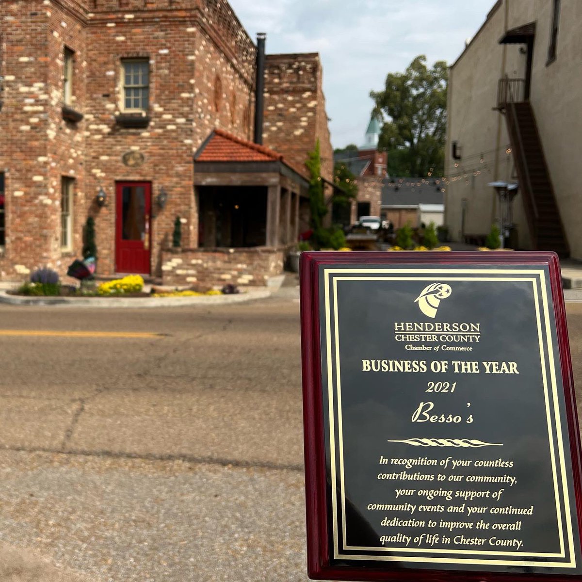 bessoscoffee's tweet photo. Thank you to the Henderson/Chester County Chamber of Commerce membership for honoring our #BessosFamily as 2021 Business of the Year! We are humbly grateful for the opportunity to serve you and God’s blessings!
💙☕️🐷
#Coffee #Service #Community
#AndGratitude
#WherePigsFly https://t.co/JzFqvAgMFm