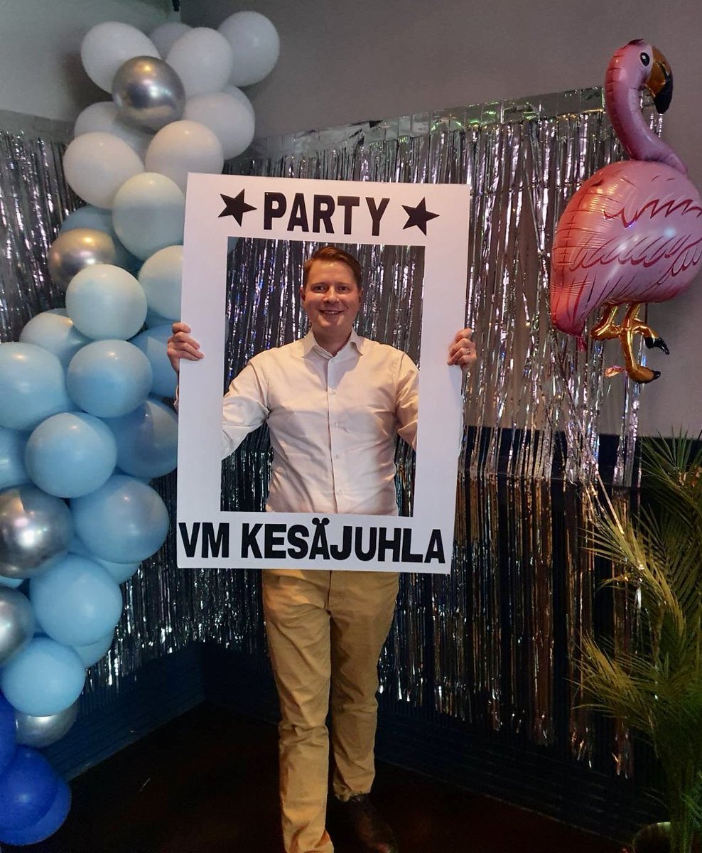 t_vanhanen's tweet photo. Tällä viikolla tuli täyteen 2000 päivää erityisavustajana VM:ssä. On onni kuulua osaavaan ja luotettavaan työyhteisöön.

Kiitos vielä #JulkICT hienojen kesäjuhlien järjestelyistä. 

Juhlavajetta umpeenkurottiin, kehysten sallimissa puitteissa.

#meidänVM https://t.co/1kCEbTWQoc