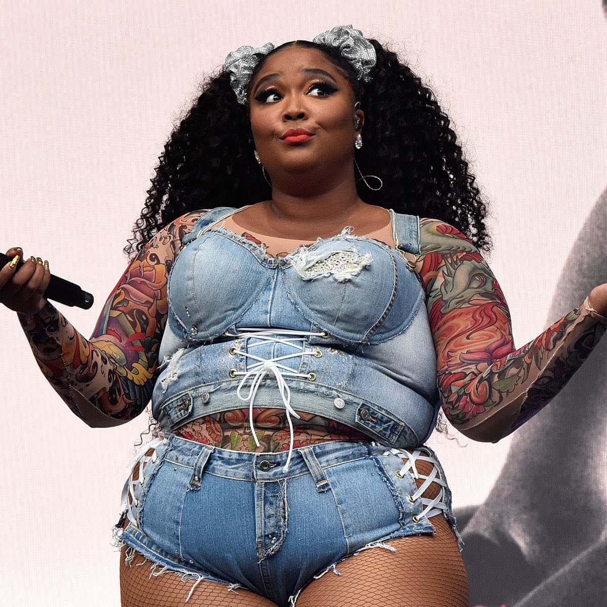 This tweet is a petition to replace Amber Heard with Lizzo in Aquaman 2!  

(RT) to sign the petition.