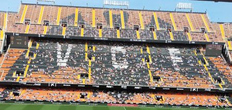 AlexDominguezTW's tweet photo. 🏟 Está pasando. MESTALLA está CASI vacío. El valencianismo está haciendo historia de nuevo. Por los que vienen, salvemos el Valencia. ¡Enhorabuena a todos! A seguir luchando. El valencianismo es grande. ⚔️🦇 https://t.co/lJysg3lPBg
