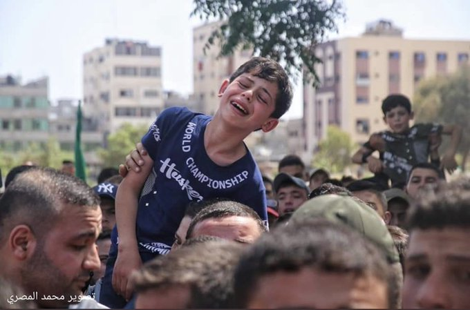 bano_sanjeeda's tweet photo. A year has passed since Palestinian child Braa Suleiman bid farewell to his father and brother after they were murdered during an Israeli attack on the northern Gaza Strip in the latest onslaught. Some of these images never go away from your mind!
#NeverForget 😭🇵🇸 https://t.co/HMYXdN3in8