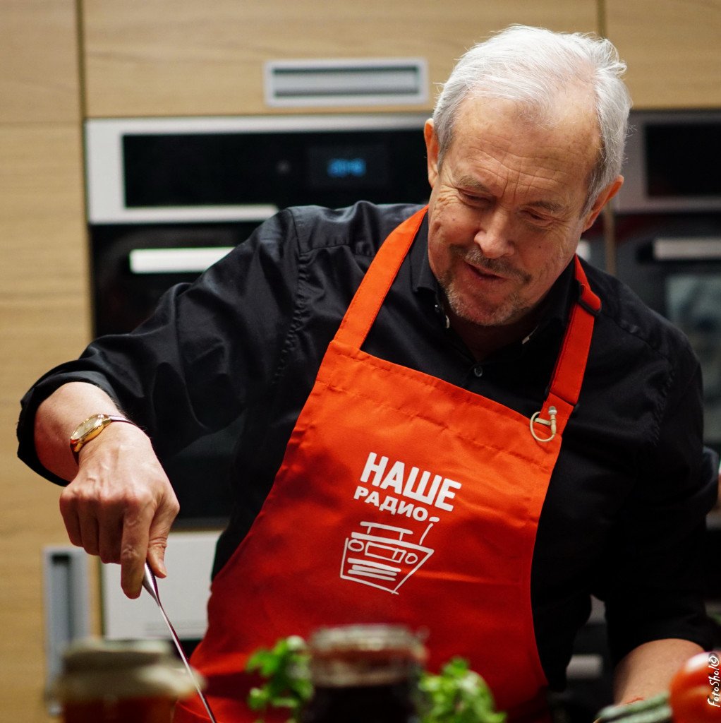 Он вопил изо всех утюгов,
Про костёр и про стёртые лица,
И варил из баранины плов,
Покрошив туда синюю птицу.