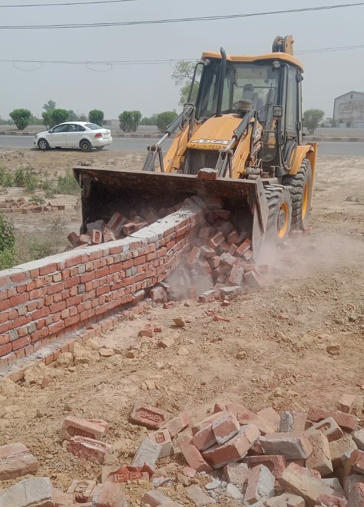 ▪️बुलंदशहर विकास प्राधिकरण ने सिकन्द्राबाद मे  पुलिस दल-बल के साथ अवैध कॉलोनीयों को किया ध्वस्त

▪️सिकन्द्राबाद पुलिस चौकी के निकट ही करीब 5 बीघा भूमि पर विकसित की जा रही थी कॉलोनी

▪️बाईपास रोड पर 8 बीघा कॉलोनी की गई ध्वस्त 

▪️बाईपास गोशाला रोड पर 10 बीघा कॉलोनी की गई ध्वस्त।