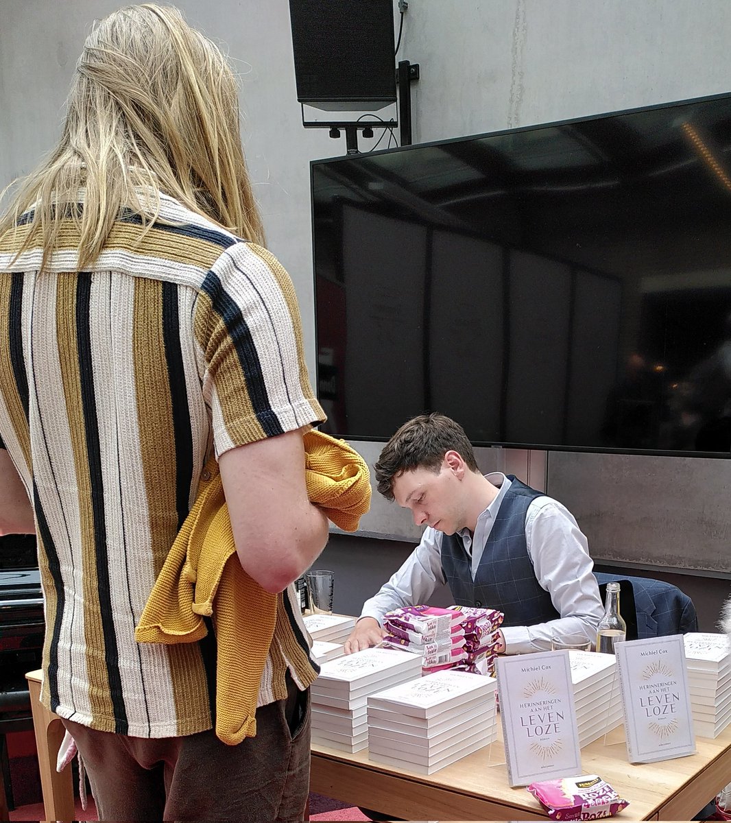 RotterdamLaura's tweet photo. Bij de boekpresentatie van Vlaams-Rotterdamse schrijver Michiel Cox. Koop dat prachtboek, lieve mensen! https://t.co/VADIWkUGjo https://t.co/AePUhmCeeu