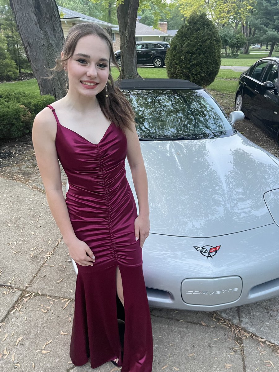 SusanMu63329343's tweet photo. Senior Prom!!!!❤️🥳🎉@Kierney11 https://t.co/Fs7oE4Ng3U