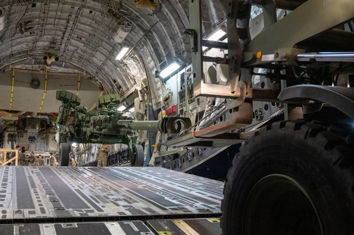 .@USAirForce Airmen secure 155 mm M777 towed howitzers for transport as part of U.S. security assistance to 🇺🇦 Ukraine.