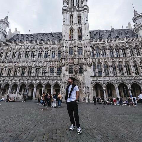 Trevornoah's tweet photo. Brussels, thank you for all the love, waffles, and free WiFi everywhere in the city! 🇧🇪🌎 #BackToAbnormalWorldTour #VisitBelgium #Brussels #FreeWifi 😂 📷: @mattynoir https://t.co/3f3BfpB08v