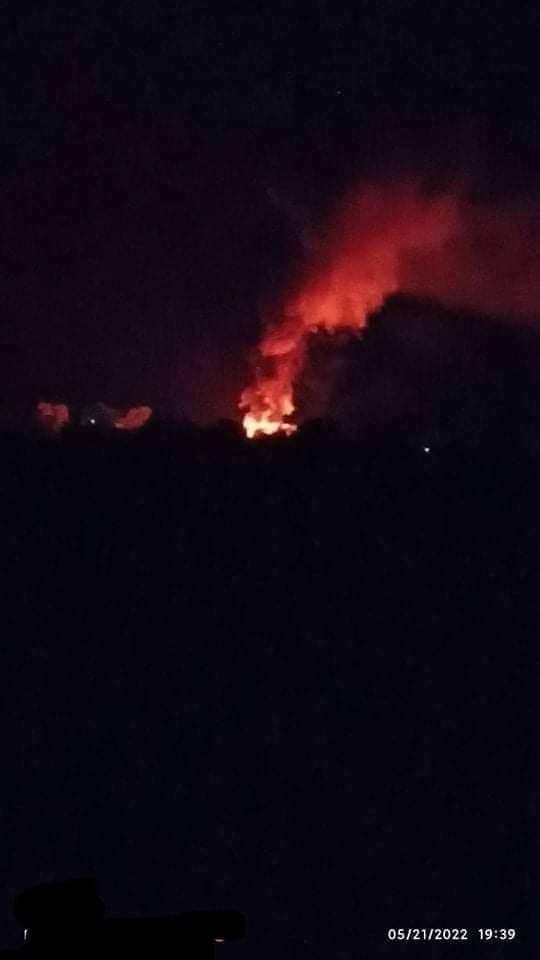 zawmoethant71's tweet photo. Terrorist army were set fire to the people's houses of #Kyin village, #WunTwin Tsp since 19:30 pm, there not have any clash according to resident.
https://t.co/UgEZJeX58s
#Chavron_StopSupportingJunta
#KeepInEscrowAccount 
#2022May21Coup 
#WhatsHappeningInMyanmar https://t.co/JoO9il1OYf