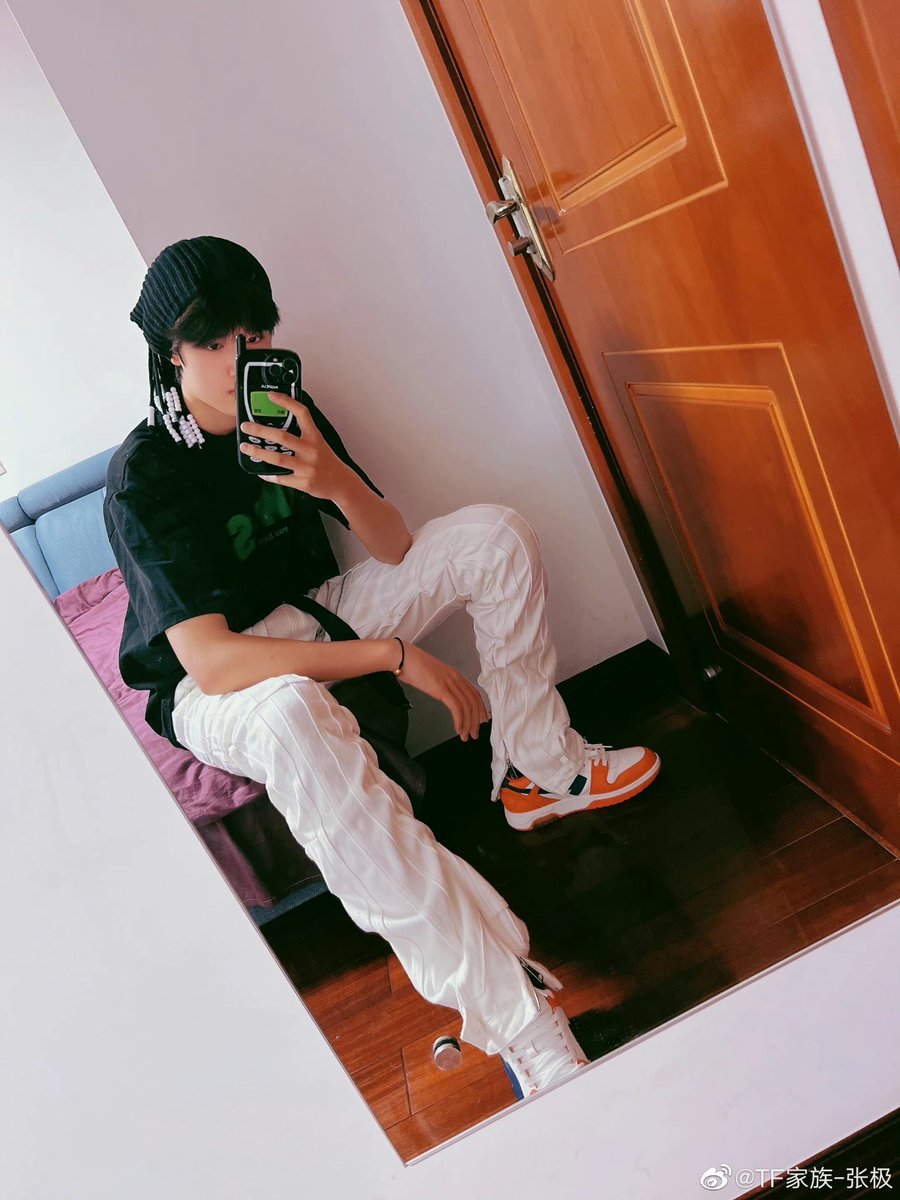ZHANGJI_TH's tweet photo. 🍊 22/05/21✨
[ #ZhangJi weibo update ]

“ 📱✔️
🐶✖️（โบโบไม่ยอมเล่นกับผมเลย）
📚✔️
🥛✔️ ”

🔗🍊🌨️✨https://t.co/ZIFPu6sTWC

#张极 #TFFAMILY #TF家族  #จางจี๋ https://t.co/Z7x7ZlO2jp