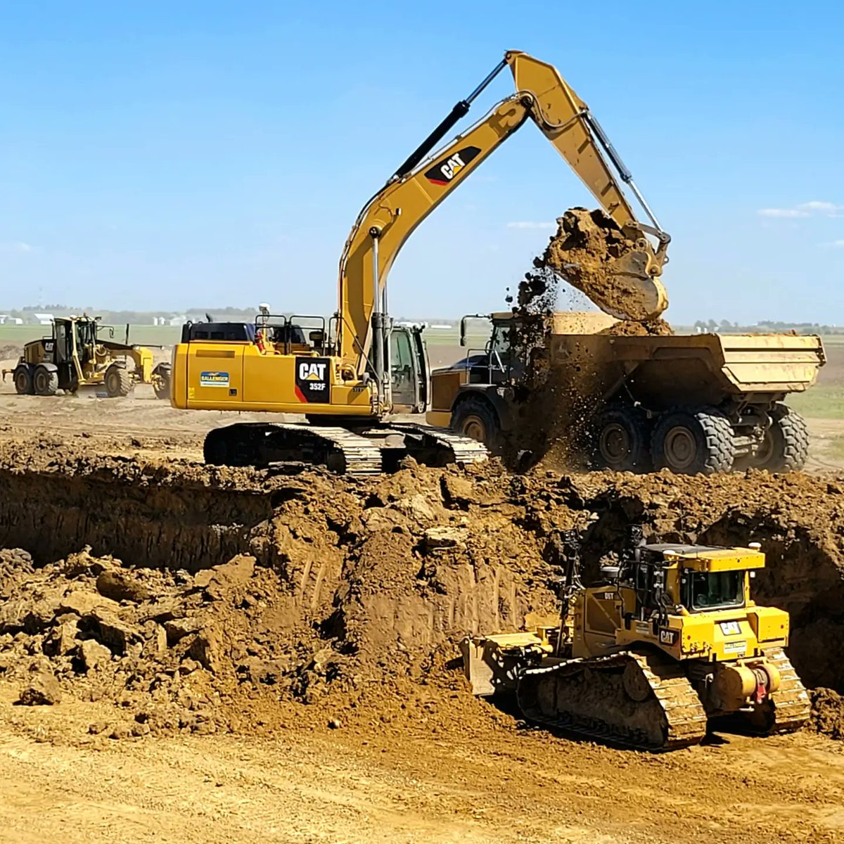 billsallenger's tweet photo. Started another Overburden Removal Project while we had summer like weather conditions last week.
#caterpillar #JohnDeere #sitech #movingdirt https://t.co/1CuG4dWFdn