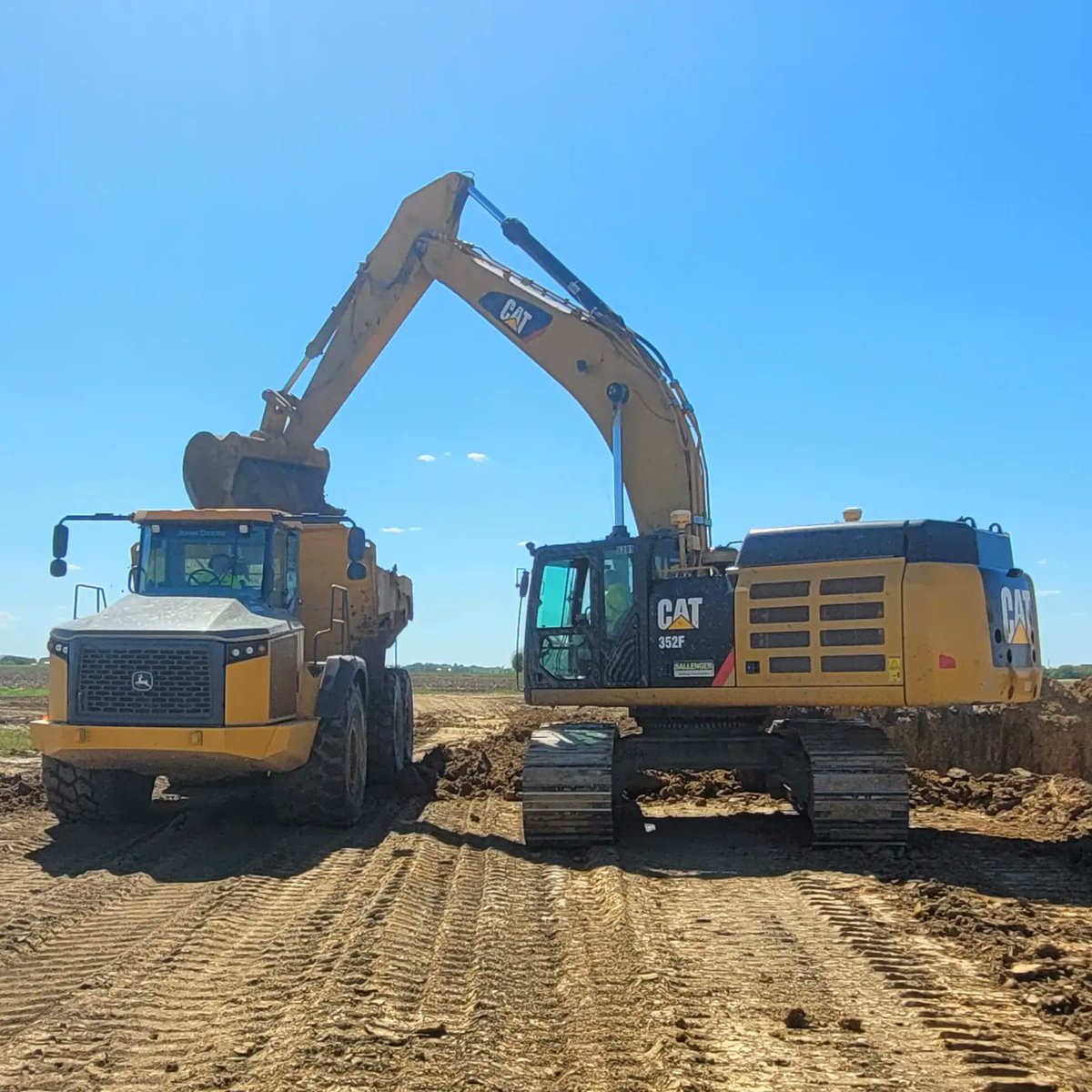 billsallenger's tweet photo. Started another Overburden Removal Project while we had summer like weather conditions last week.
#caterpillar #JohnDeere #sitech #movingdirt https://t.co/1CuG4dWFdn