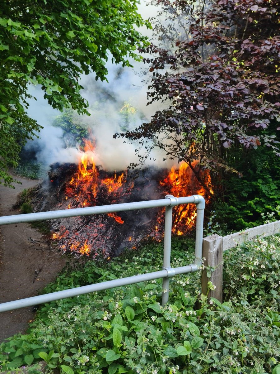 TVP_ChiltSBucks's tweet photo. Officers were flagged down when 2 persons were seen leaving this scene in Missenden. @Bucksfire attended & got the blaze under control. Thankfully the fire did not spread to the nearby houses. There is only two words to describe the offenders actions…… Utter stupidity #P5969 https://t.co/I0QMmfvzIA