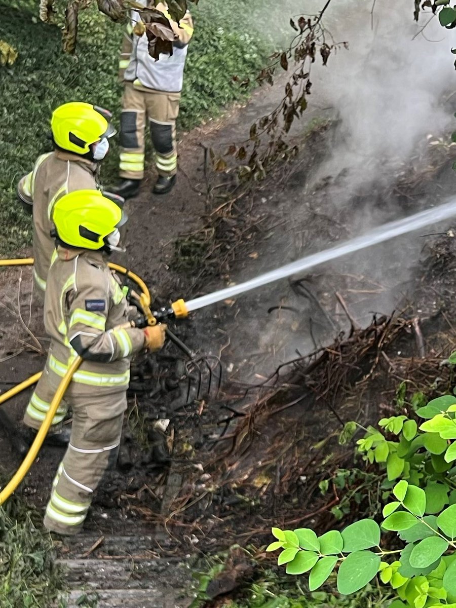 TVP_ChiltSBucks's tweet photo. Officers were flagged down when 2 persons were seen leaving this scene in Missenden. @Bucksfire attended & got the blaze under control. Thankfully the fire did not spread to the nearby houses. There is only two words to describe the offenders actions…… Utter stupidity #P5969 https://t.co/I0QMmfvzIA