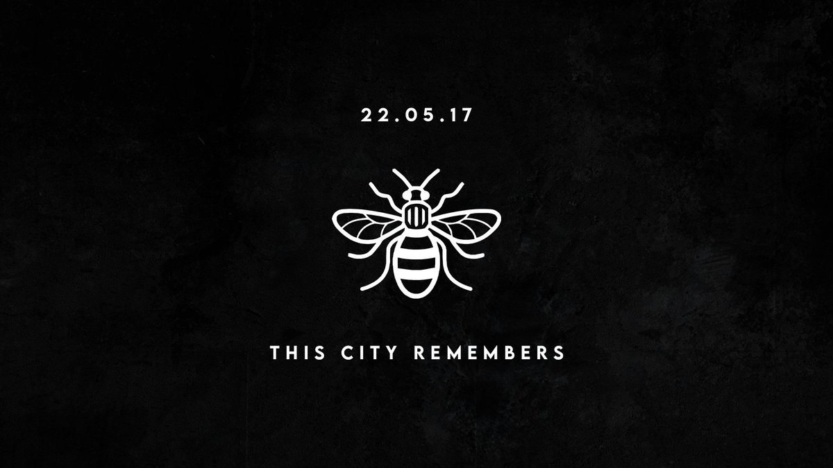 City_Xtra's tweet photo. 🌹🐝 #ManchesterRemembers https://t.co/Y3664UmSQM