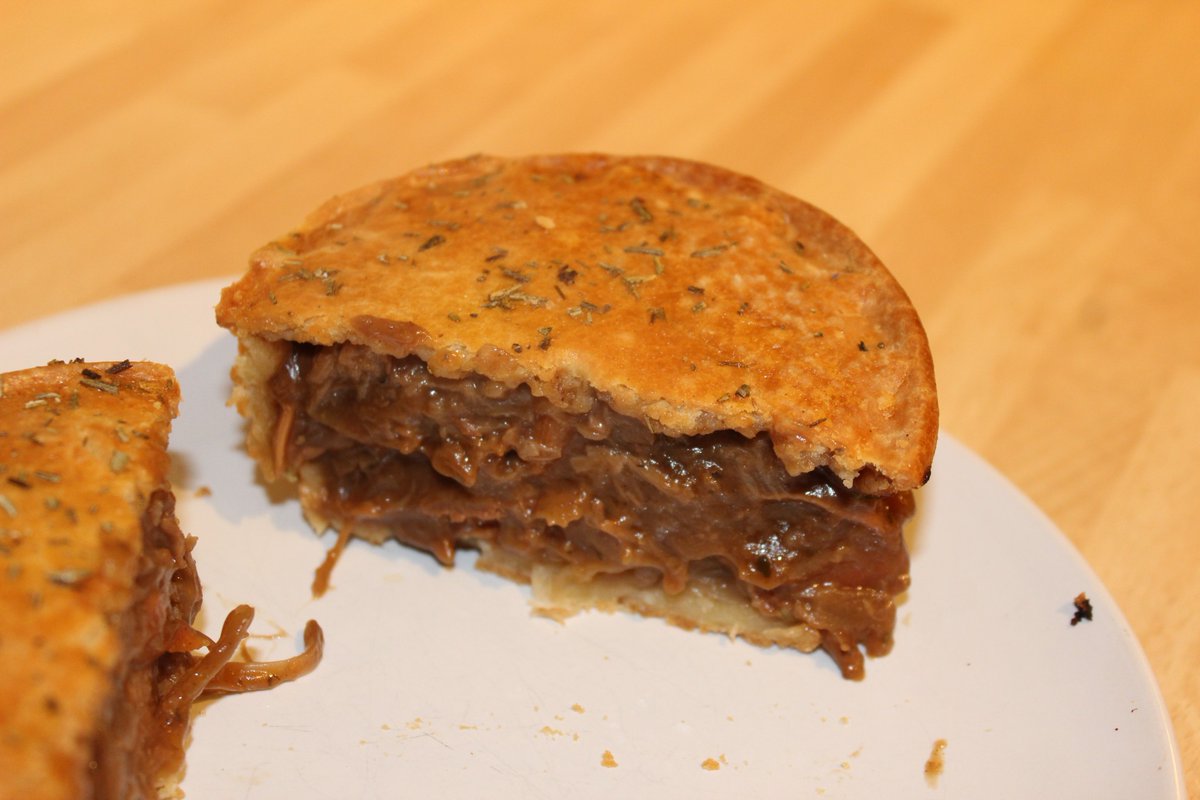 A Vegan Gluten Free pie was crowned Supreme Champion at this year's British Pie Awards. We got our hands on this appealing looking pie from <a href="/pieminister/">Pieminister</a> to see if free from has come of age or if it was just another publicity stunt from <a href="/BritishPies/">British Pie Awards</a> Awards. pierate.co.uk/2022/05/piemin…