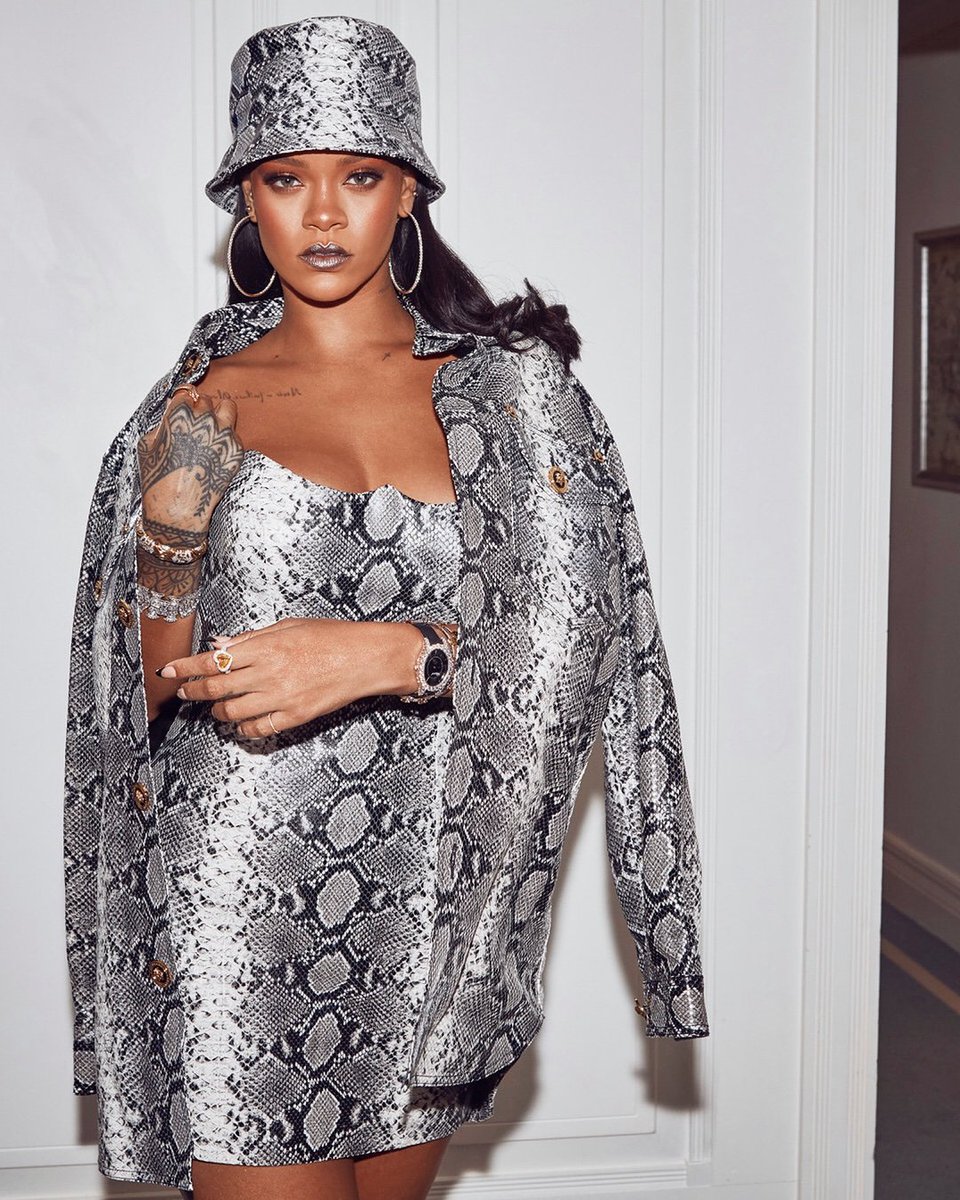 FentyPosts's tweet photo. @rihanna extends her record as the female artist with the most songs certified 3x Platinum in the UK (6). ���🇧

We Found Love — 4x PLATINUM
Love The Way You Lie — 4x PLATINUM
Diamonds — 3x PLATINUM
This Is What You Came For — 3x PLATINUM
Work — 3x PLATINUM
Umbrella — 3x PLATINUM https://t.co/mQ3JZbEWcM