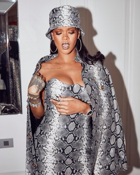 FentyPosts's tweet photo. @rihanna extends her record as the female artist with the most songs certified 3x Platinum in the UK (6). ���🇧

We Found Love — 4x PLATINUM
Love The Way You Lie — 4x PLATINUM
Diamonds — 3x PLATINUM
This Is What You Came For — 3x PLATINUM
Work — 3x PLATINUM
Umbrella — 3x PLATINUM https://t.co/mQ3JZbEWcM