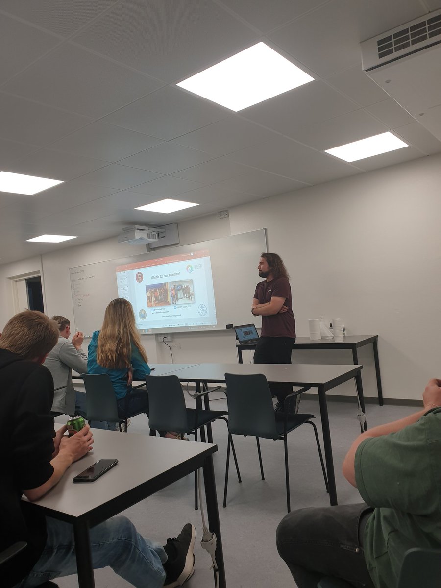 MicroSensing's tweet image. @Cesar_VicenteG presenting his PhD work in @BEEP_MSCA2020 for the participants in #microsensor2022