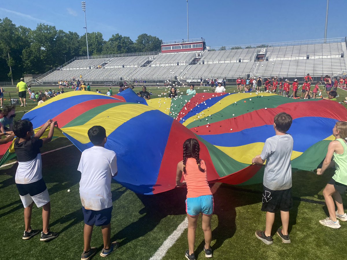 MsMiotti5th's tweet photo. Field Day= Fun Day!! Thanks for putting together an amazing day @fun2bfit4life and Sharon parents/volunteers! ❤️ #sharonstrong https://t.co/4s96MNXBdT