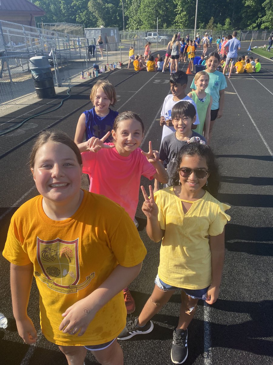 MsMiotti5th's tweet photo. Field Day= Fun Day!! Thanks for putting together an amazing day @fun2bfit4life and Sharon parents/volunteers! ❤️ #sharonstrong https://t.co/4s96MNXBdT