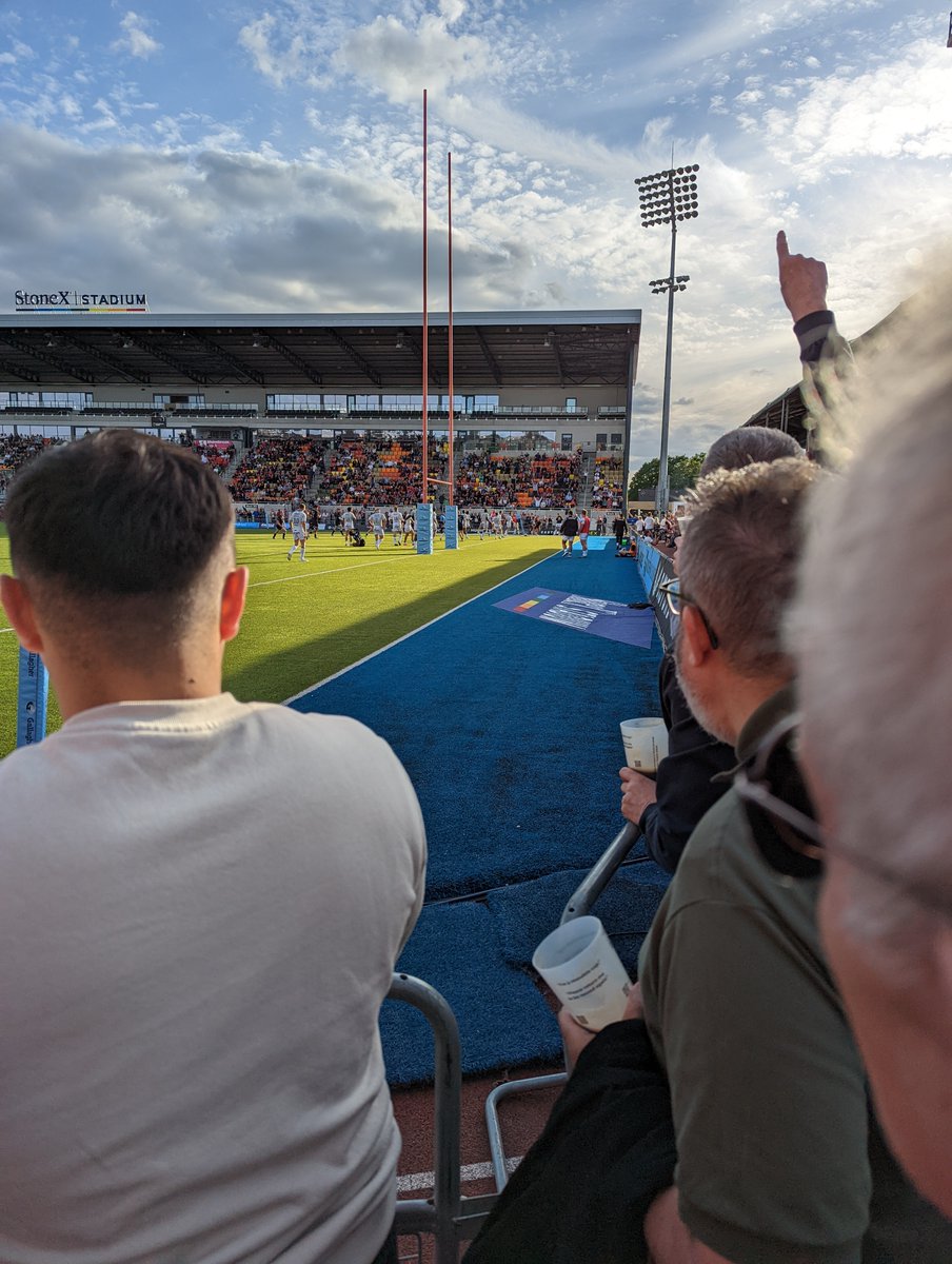 StuEkins's tweet photo. Enjoyable afternoon watching Saracens v Saints.
I've expanded my camera skills. I'm not longer just doing #ShitSelfies, I'm doing #ShitSportShots as well.
Herewith photos taken just after and just before a couple of tries being scored. https://t.co/X7YrUnmO0U
