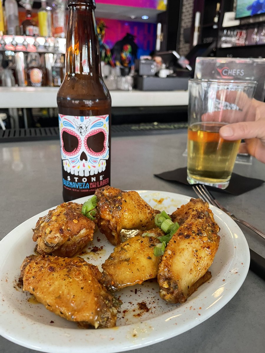 CoachHop's tweet photo. Stopped by @ChefsSd for some ๐ and ๐บ with @oregonkat great #vibes and #food @EaterSanDiego #sandiegobars @GaslampQuarter @StoneBrewing #sdfood #sdbars #sdeats #eater #eatersd #sandiegofoodscene ๐ https://t.co/PFr0UfGGVW