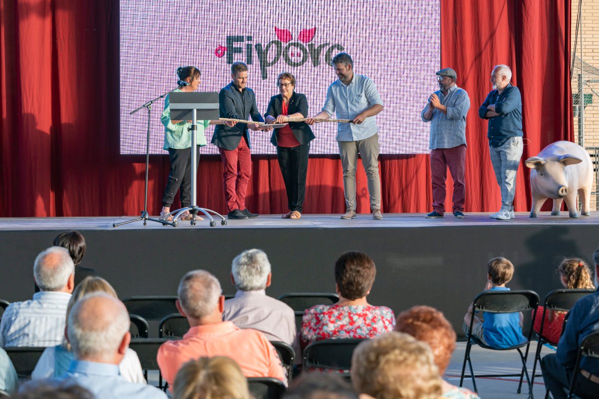 DiputacioGirona's tweet photo. 🐽🙌 El diputat de la #DdGi, @jordi_camps, participa a la Gala #Fiporc 2022 de #Riudellots de la Selva.

👏Homenatge als 150 voluntaris i voluntàries 
🎞 Documental amb els voluntaris i voluntàries de protagonistes.
���Entrega dels premis del concurs de dibuix de l'escola.
@fiporc https://t.co/XFKVU4h5QU