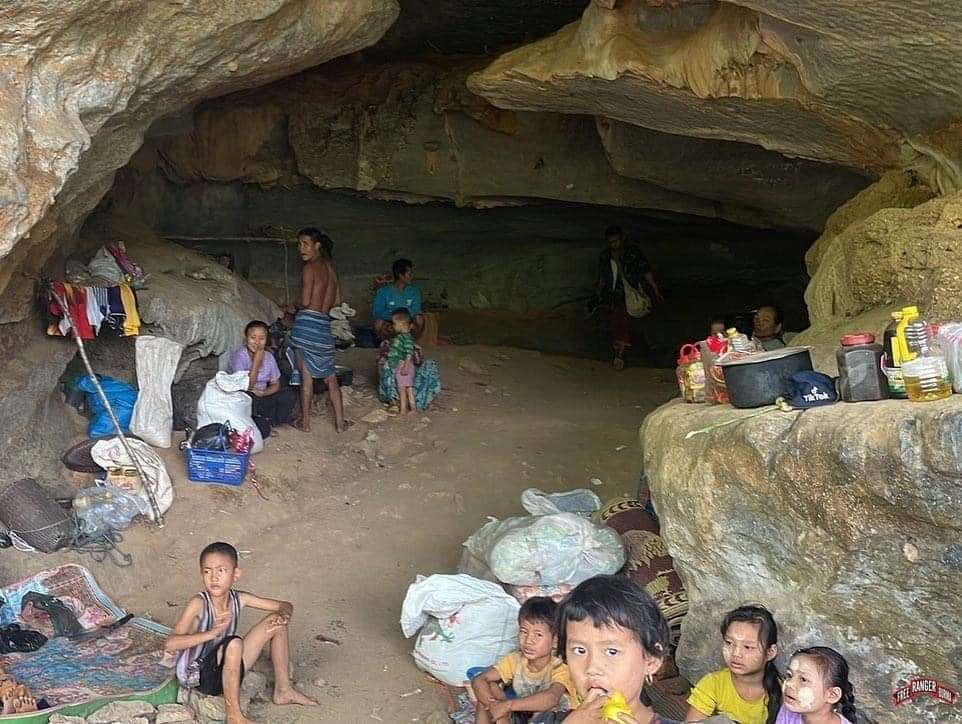 wutyee321's tweet photo. May 21  2022
Land of the Burmese Army  More than 10,000 locals are hiding in the Thaton-Belin area for fear of airstrikes, and the Free Burma Rangers have come to their aid to provide them with medicine and food.
Photo: Refugees hiding in caves
#May22Coup
#WhatsHappeningInMyanmar https://t.co/yWjDYB5cmm