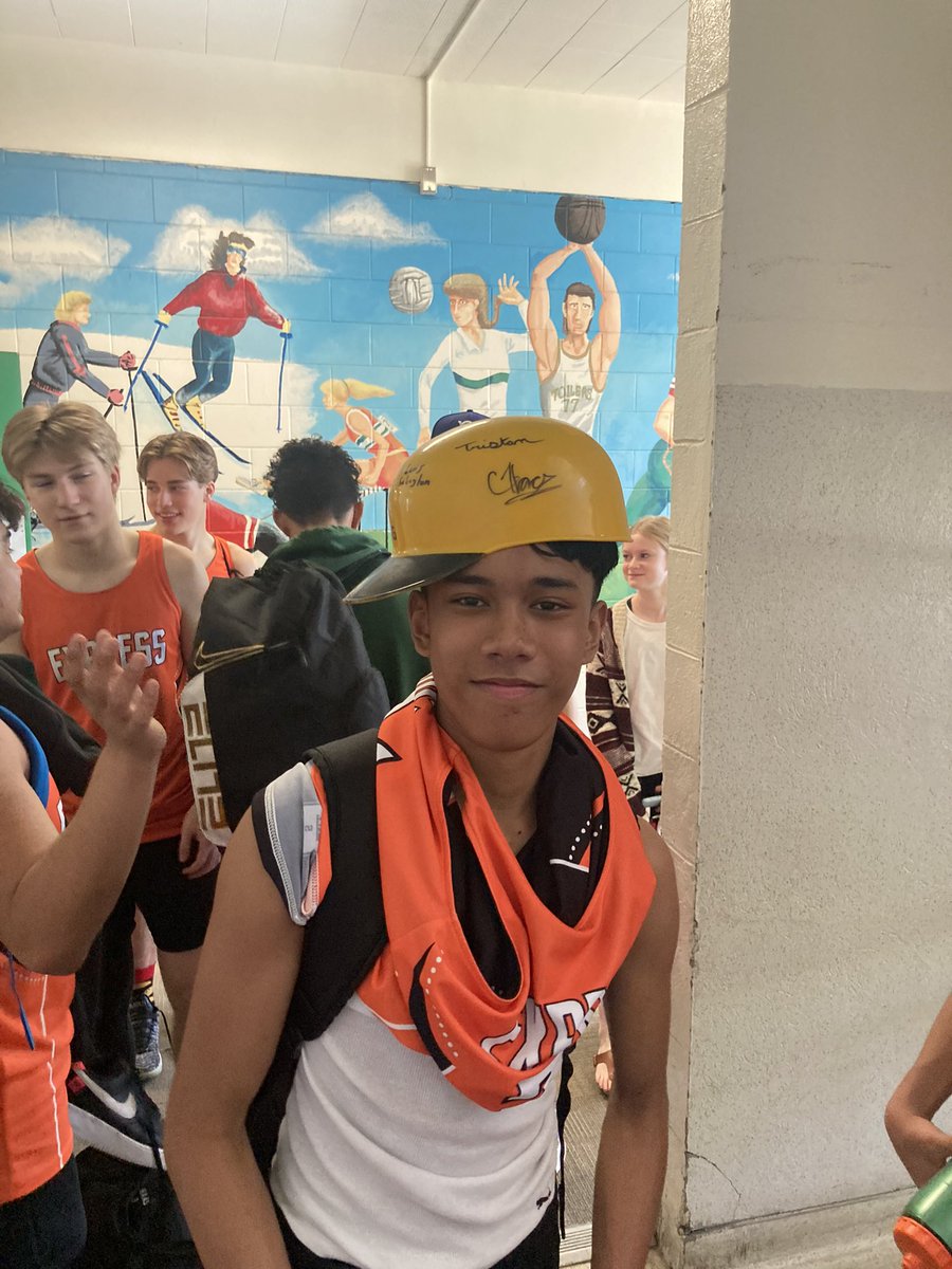 hbmorin's tweet photo. The competition is stiff in Moose Jaw at the Prairie Premiere Classic.  The Express ran into two very good teams in the MH Outlaws and MJ Spartans.  ‘Pink’ Floyd Pinaroc and Gerbo Javelona were our POG’s.  Hustle doesn’t accurately describe their efforts today.  #ecexpress https://t.co/LHacLPkRcl