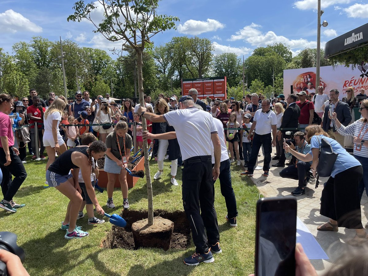catleboulproust's tweet photo. 🌳💙💛Belles émotions à RolandGarros. Grâce @FFTennis, un arbre y est planté pour l’enfance&amp;la paix.Avec ses partenaires dont @LaVoixDelEnfant,de jeunes 🇺🇦 sont passés le temps d’un jour,du terrain de la guerre, à celui du tennis, du jeu,bref, revenir au leur,celui de l’enfance. https://t.co/ctt7pRgNNV
