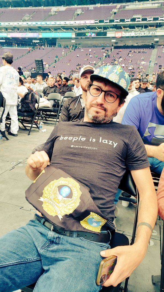 rem5vr's tweet photo. This is it. @catswilleatyou the people's champ sitting front row in his "Beeple is lazy" shirt for @beeple 's @veecon keynote.

#veecon #VeeFriends #veecon2022 #nftart #dailies #digitalart https://t.co/xxnBwD0Wno