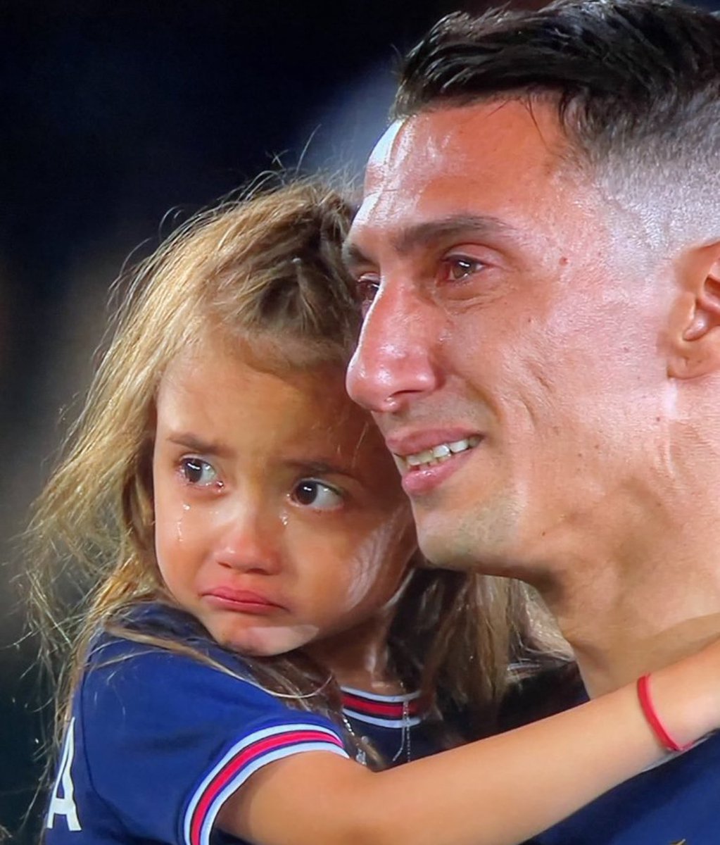 StekBullison's tweet photo. En voyant Di Maria et sa famille en pleurs sur la pelouse du Parc des Princes, j’ai une pensée pour tout ceux qui l’ont fait passer pour un mec qui ne respectaient pas le club et ses supporters parce qu’il ne parlait pas français en public…🤬!Tu nous manqueras Angel ❤️💙 https://t.co/tKHQV5fh4Y
