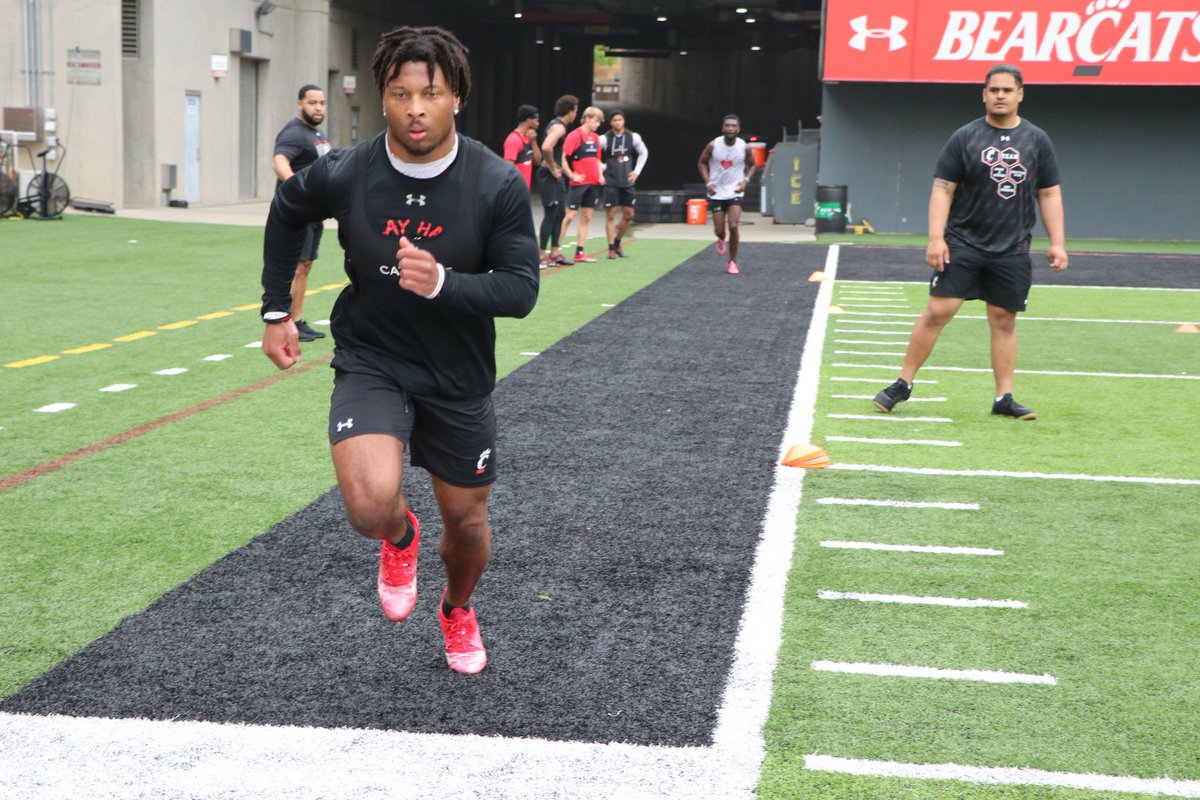 ASAP AT CINCINNATI BEARCATS 
Summer kick off as the preparation begins for 2022 
Load up some Trap Bars... Let's go 
#strengthandconditioning #strengthtraining #trapbar #sportsperformancecoach #CollegeFootball #Cincinnati #Bearcats #sportsperformance #sportsperformancetraining