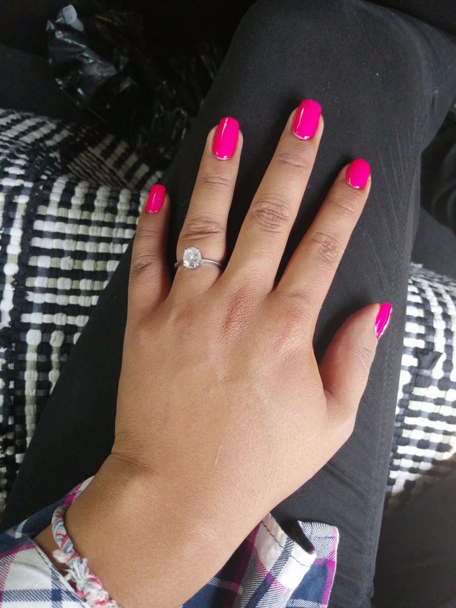 DaphneCityPop85's tweet photo. Hoy la princesa se consintió yéndose a poner gelish en las uñas 💅. Soy re vanidosa.
#transgirl #daphnelicious #nerdqueen #gelish #nails #pink https://t.co/LPI0zPRUtx