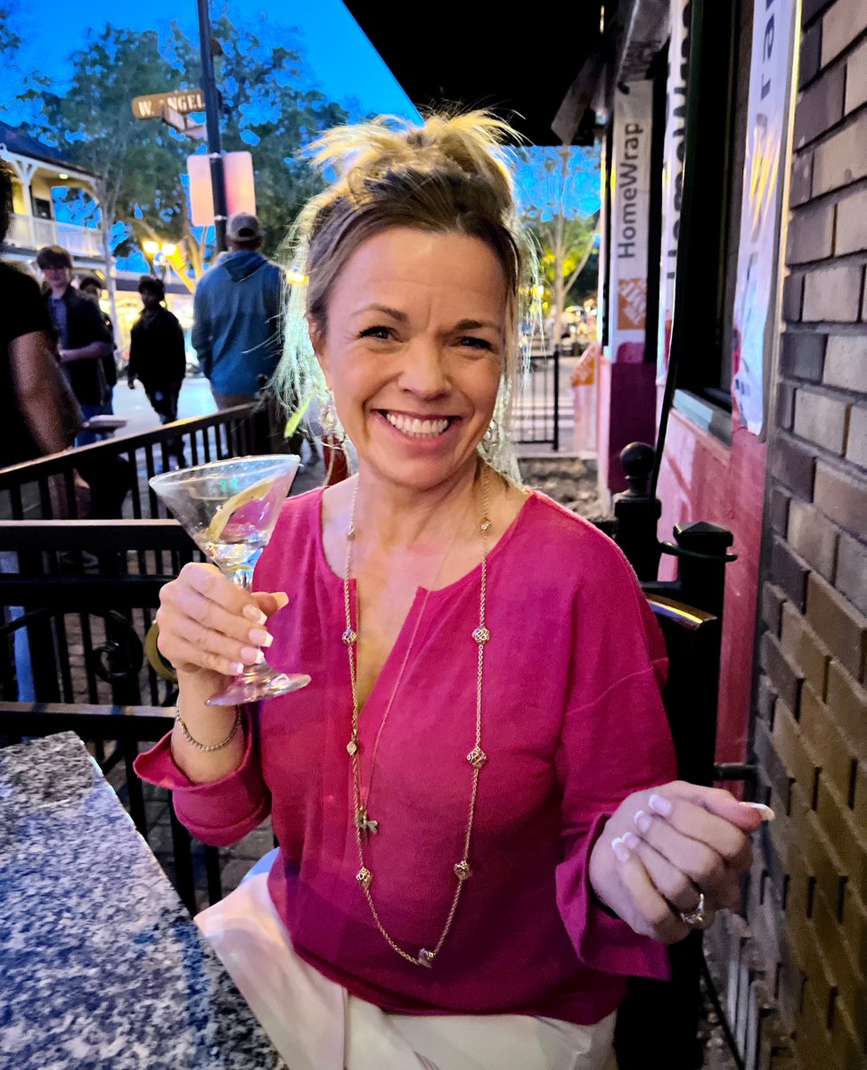 ovviawellness's tweet photo. Friday night fun! Dinner, drinks and people watching! What do you have planned for fun tonight? 

#Ovvia https://t.co/2xmS7I1qAp