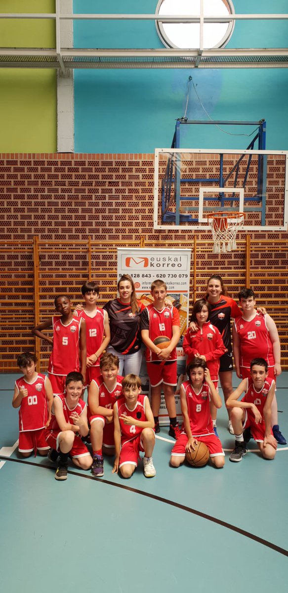 BSKBasauriSaski's tweet photo. Eskerrik asko a Euskalkorreo y a Nadia e Eider por acompañar a nuestro equipo durante la temporada.
ZORIONAK TXAPELDUNAK!!!!!!!!!

Gora BSK 🏀 ❤️ ⛹️‍♀️ ⛹️‍♂️ 
#orgullobsk 
#orgullobasauri 
#eskolakirolaBAI https://t.co/DgxoX4Q17T