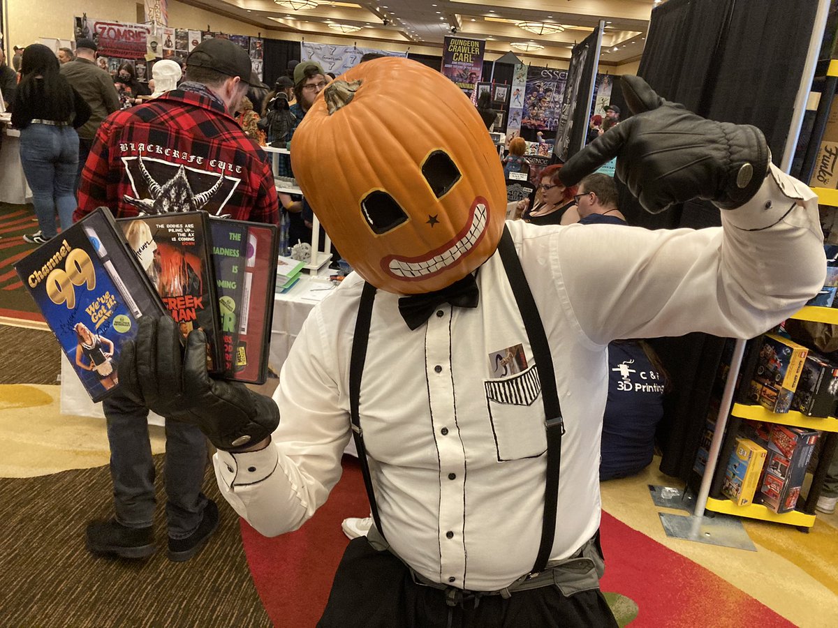 skullfaceastro's tweet image. Austin is one happy movie fan! At Crypticon Seattle #crypt22 #crypticon #crypticonseattle