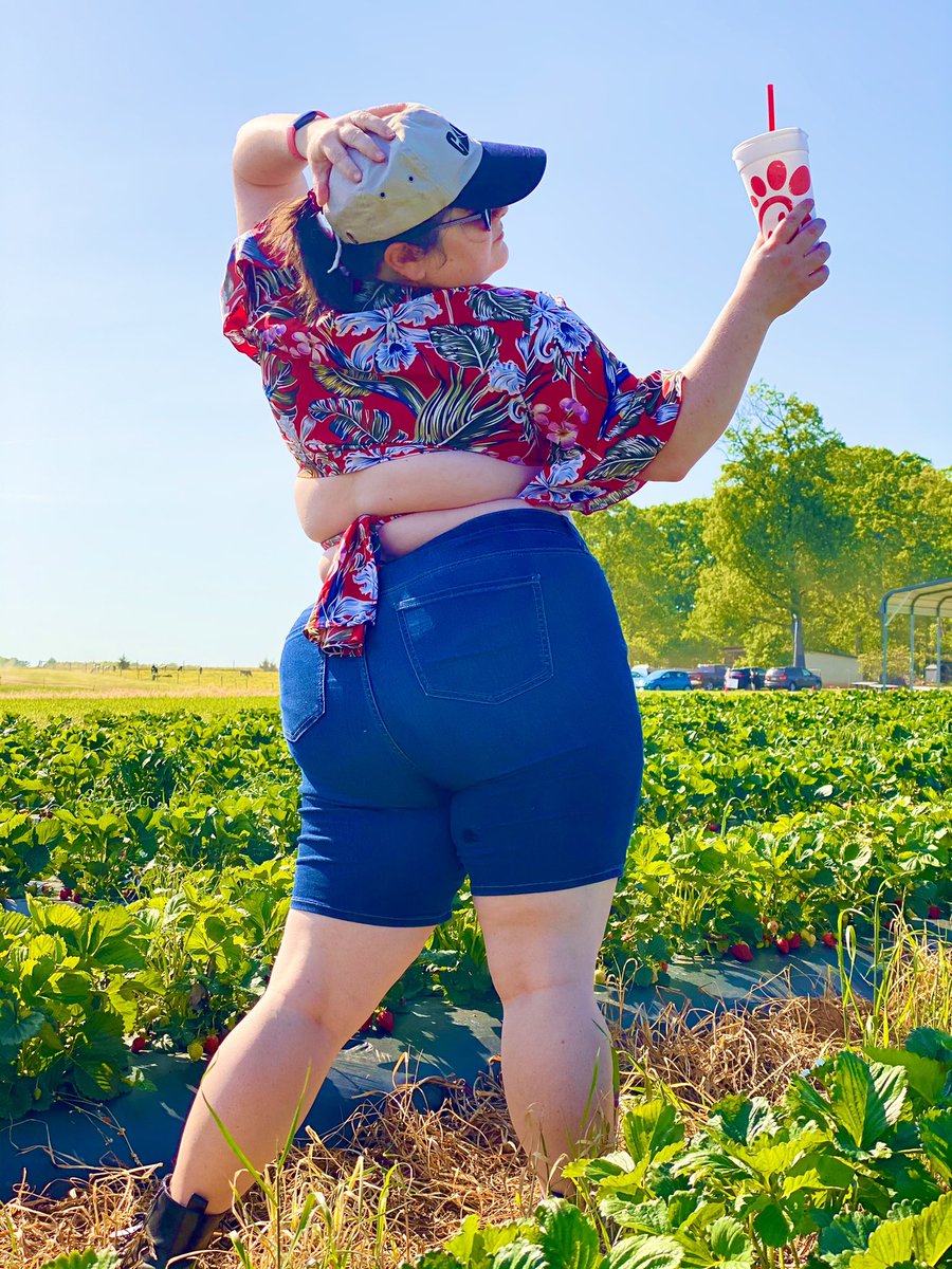 JessiSails's tweet photo. Shoutout to my mom who takes these stupid pics of me 😂 https://t.co/Srx3tqg5F3