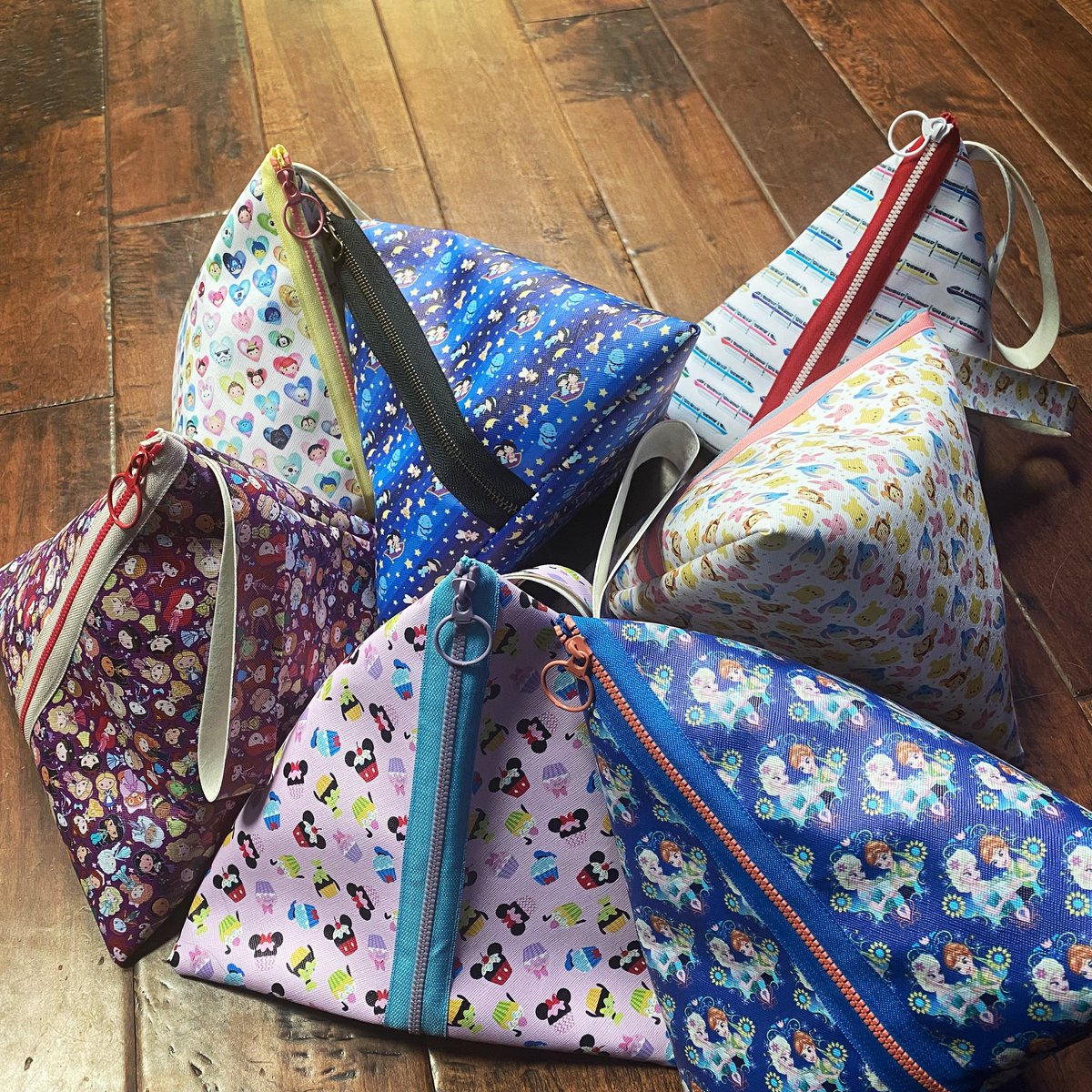 A brand new round of DISNEY themed project bags just landed in the shop! Check ‘em out at sexyknitter.com/shop/28379919/….